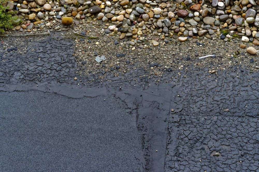 Scheur in het bitumen dak in Terneuzen
